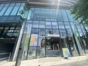 ビューティースクエア_縦長LEDビジョン