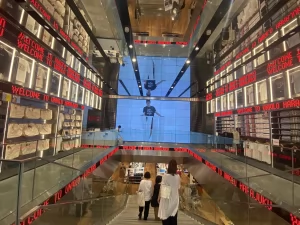 ユニクロ_マルチモニター