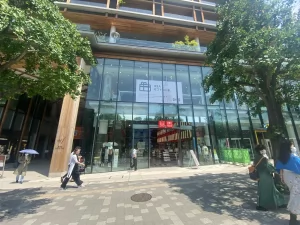 駅からも視認可能なLEDビジョン