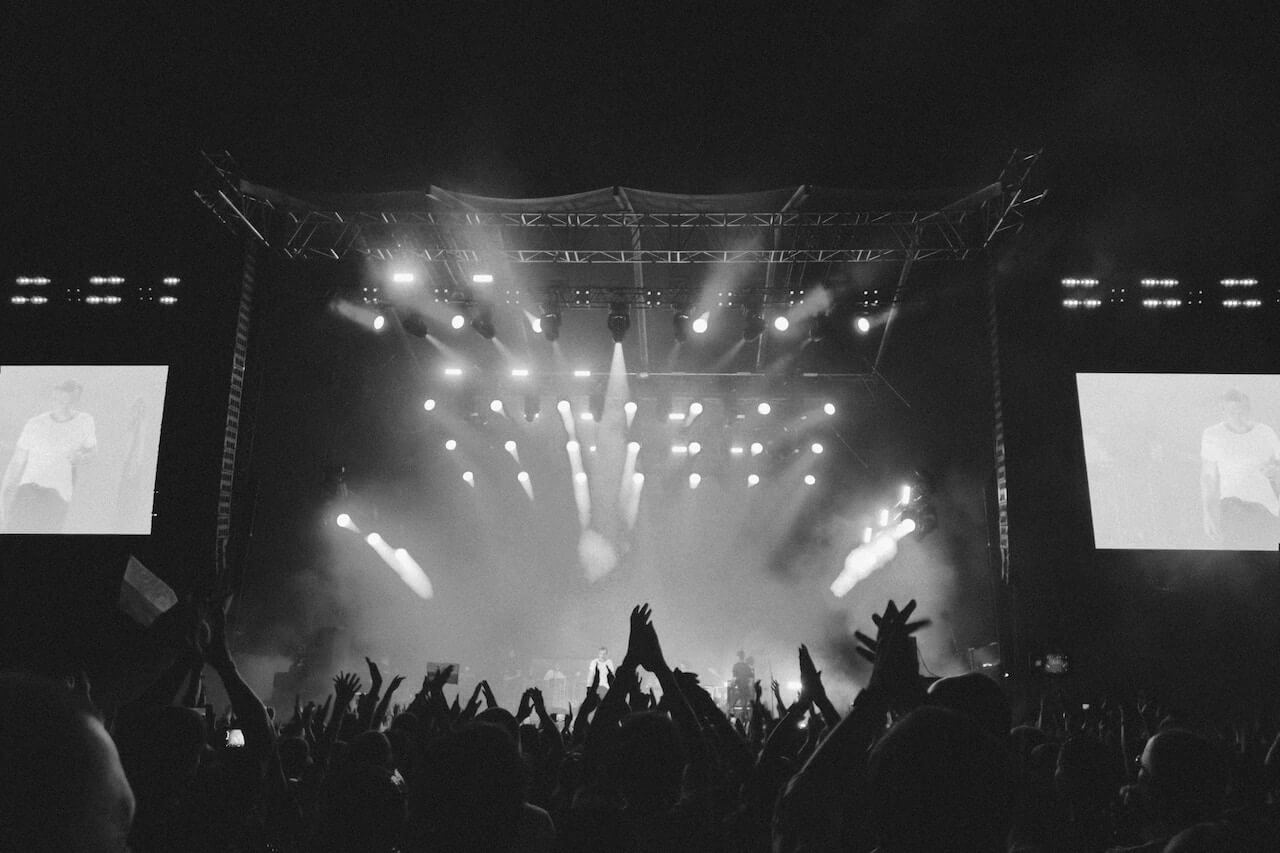 屋外用LEDディスプレイ │輝度・機能・価格・サイズ・レンタル