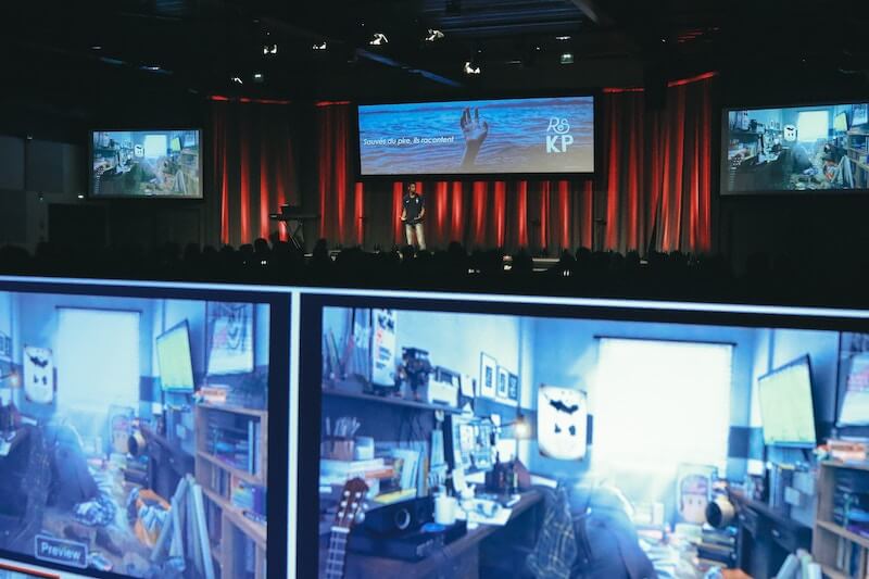 業務用ディスプレイとは?その特徴・家庭用ディスプレイとの違いを解説