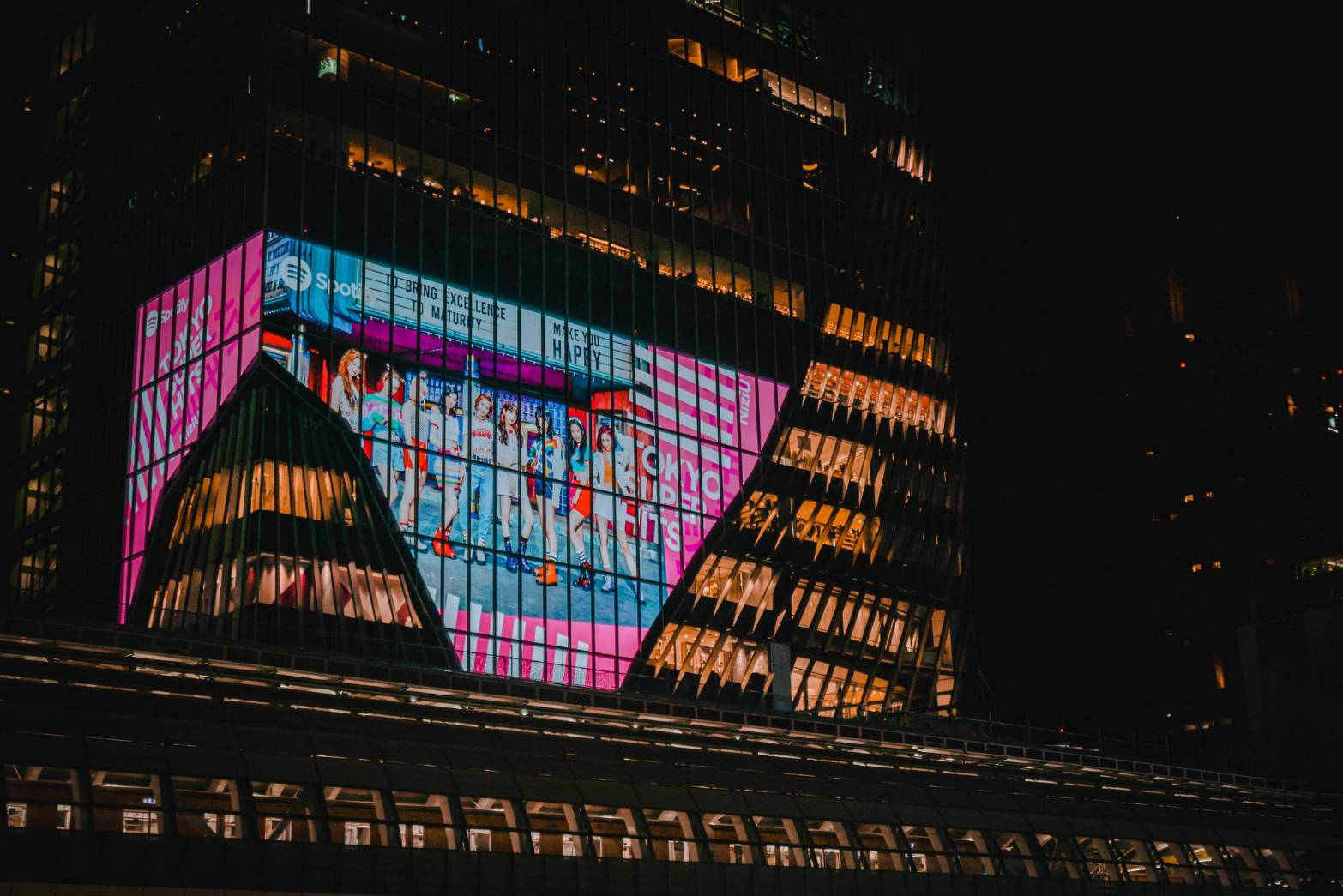 超大型!渋谷駅前のLEDビジョン激戦区に登場した新LEDビジョン