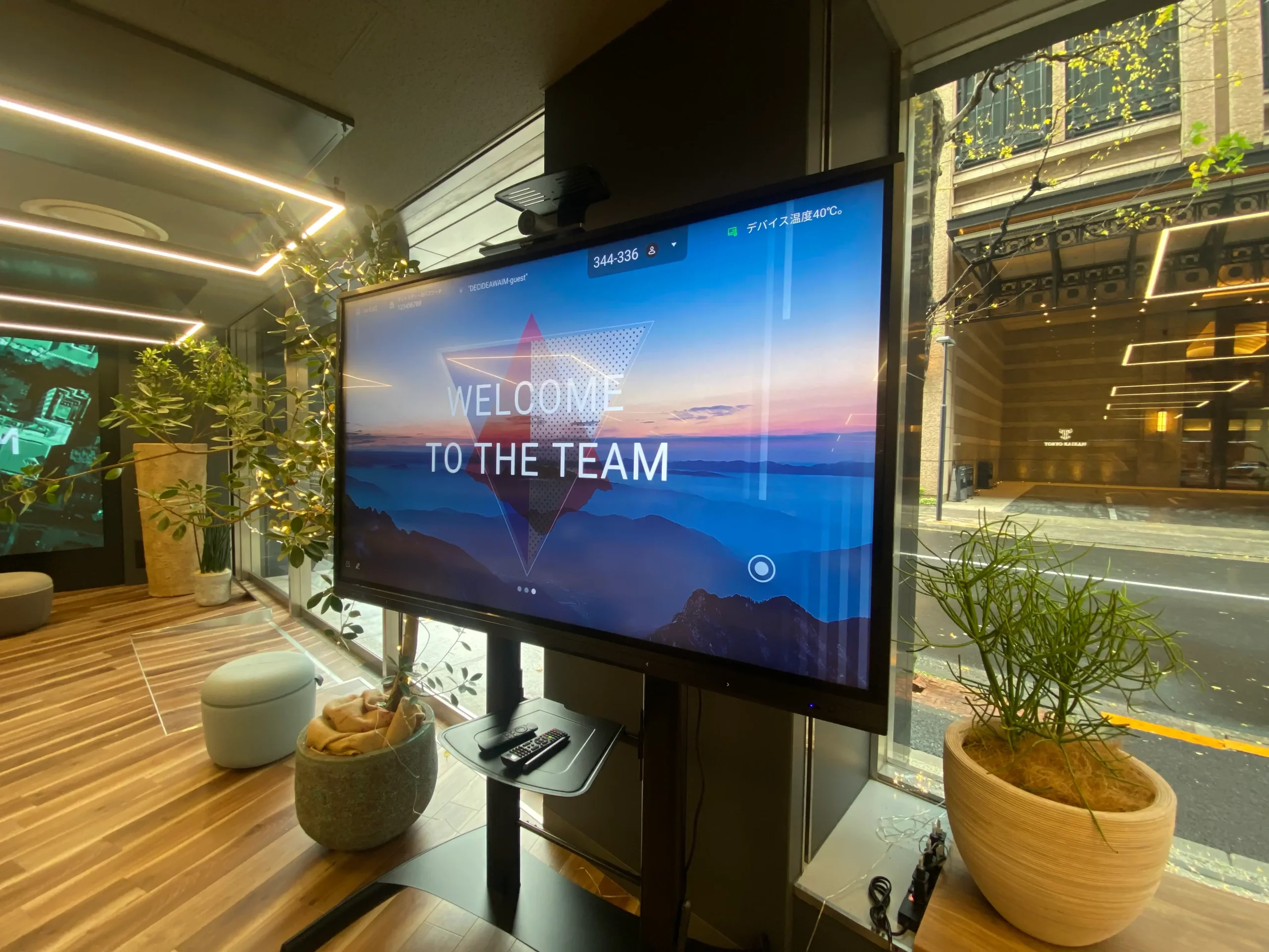 持ち運びやすいデジタルサイネージの特徴やメリットを解説!運搬に不安があるときは?