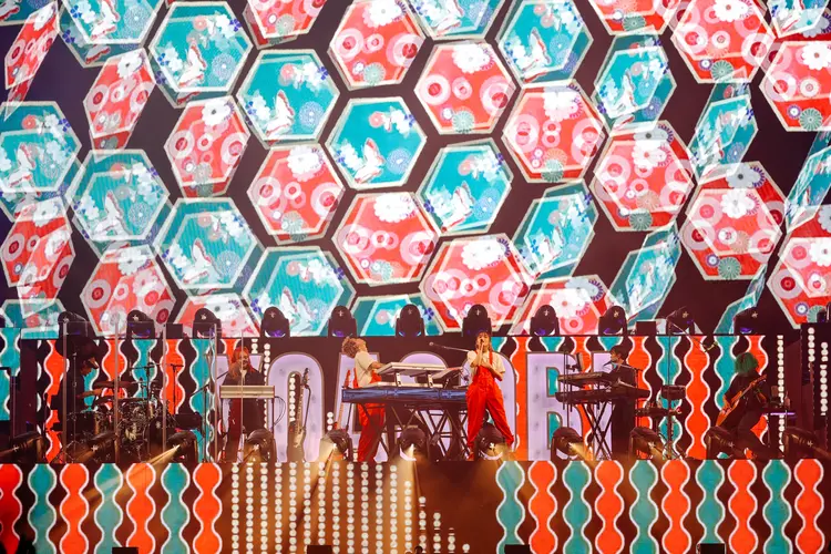 階段状のステージ側面に設置されたLEDビジョン