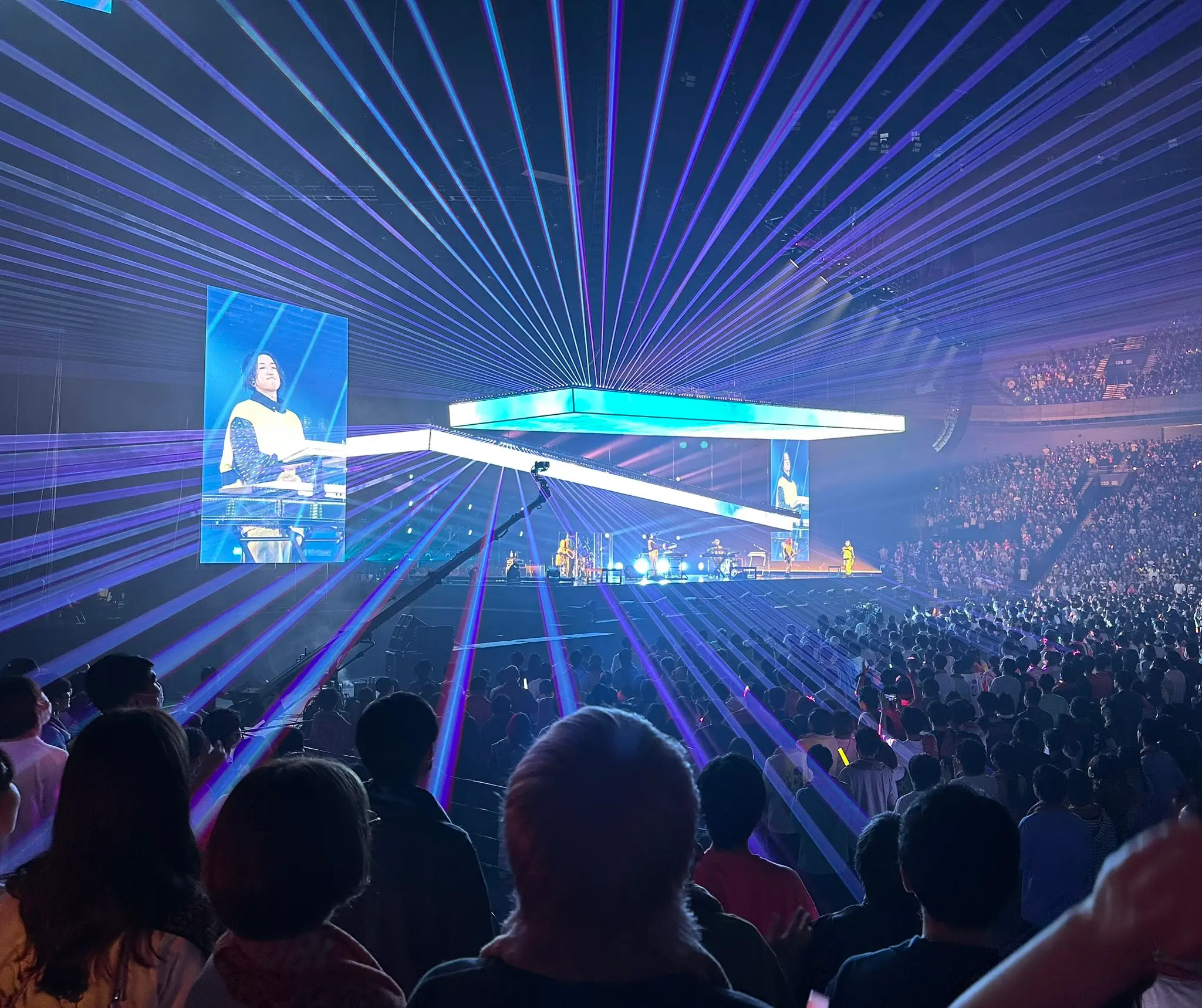 天井を稼働するLEDビジョン!?さいたまスーパーアリーナで行われたYOASOBI初の単独アリーナツアー「電光石火」で設置されたLEDビジョンがスゴイと話題に。