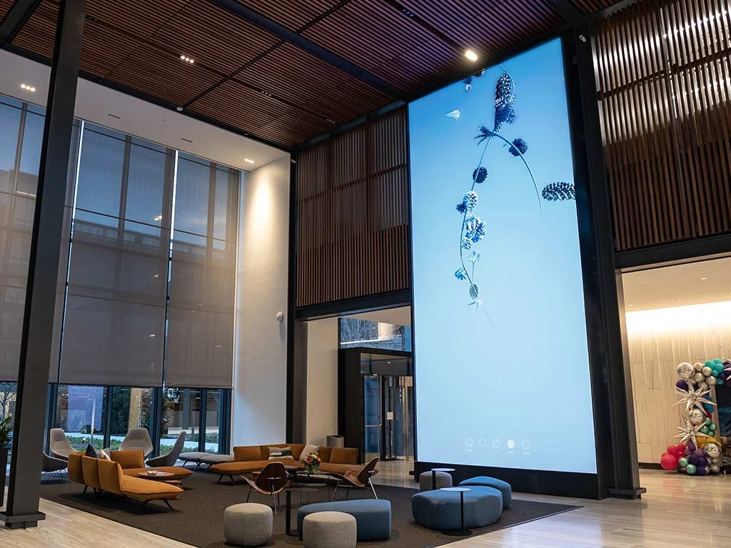 Hewlett Packard Enterpriseの本社のロビーにあるLEDビジョン