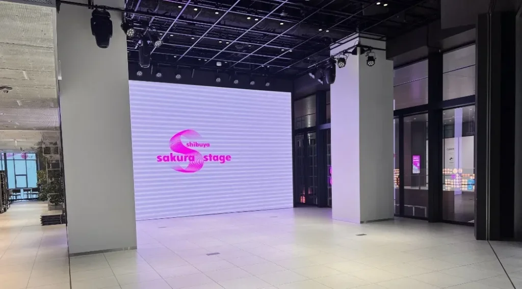 BLOOM GATEのZONE Aに設置されているLEDビジョン