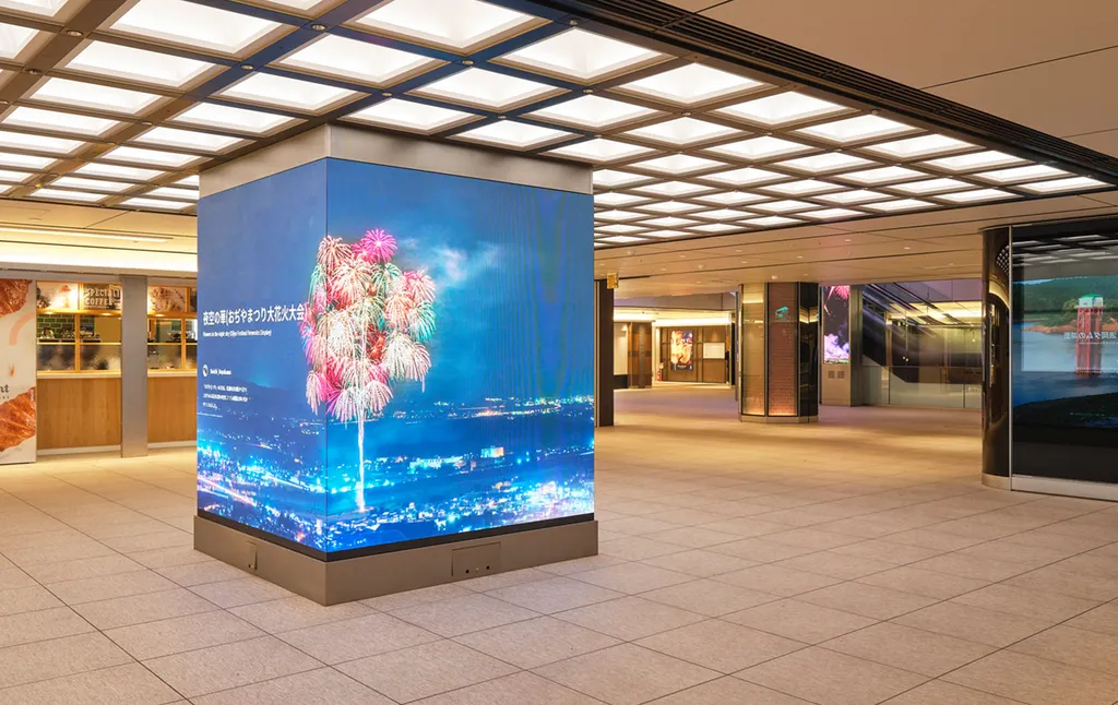 スクエアゼロの柱巻LEDビジョン