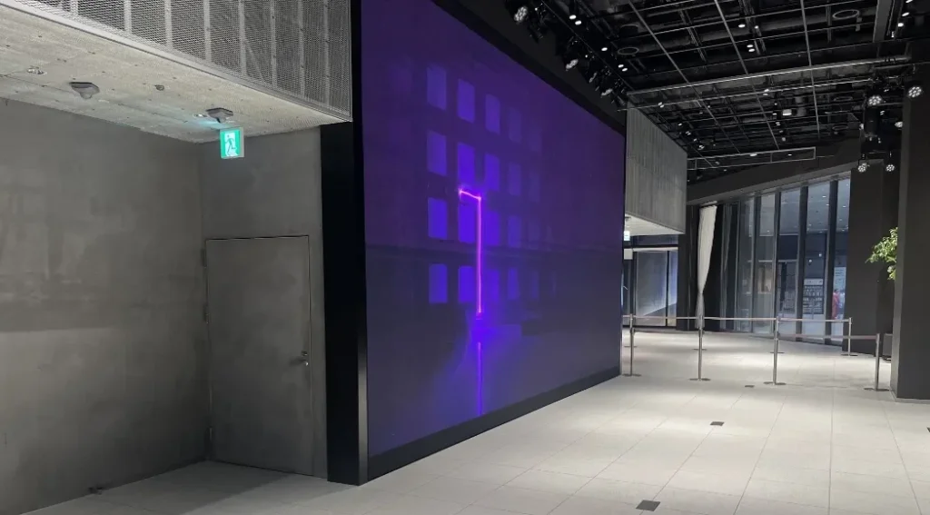 BLOOM GATEのZONE Bに設置されているLEDビジョン