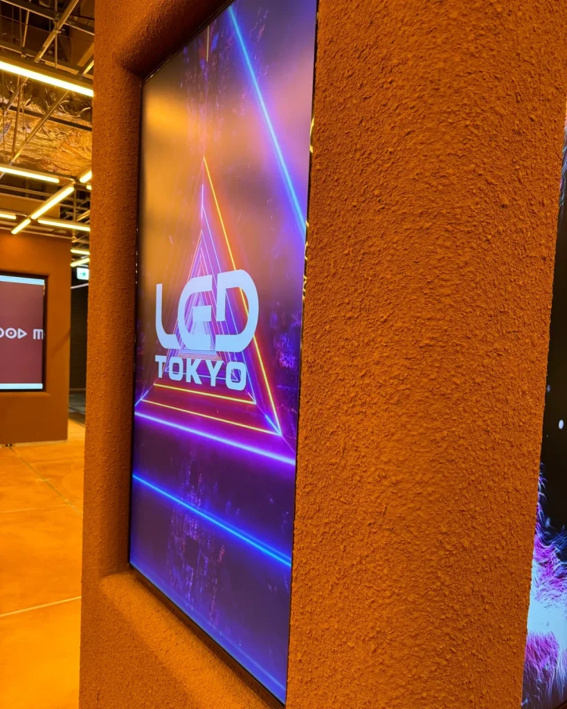 LED TOKYOが設置した、渋谷サクラステージ4階の柱に設置されているデジタルサイネージ