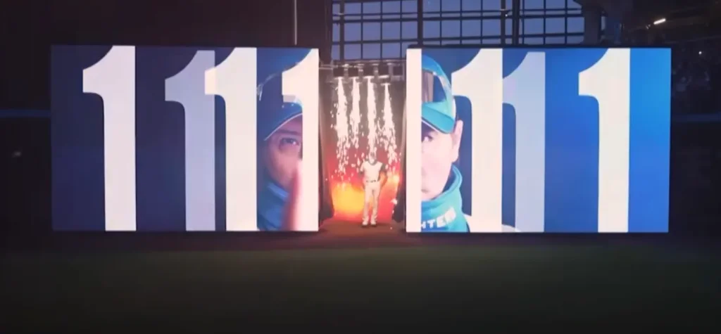 北海道日本ハムファイターズ 開幕セレモニーに設置された開閉式LEDビジョンに新庄監督が放映されている画像