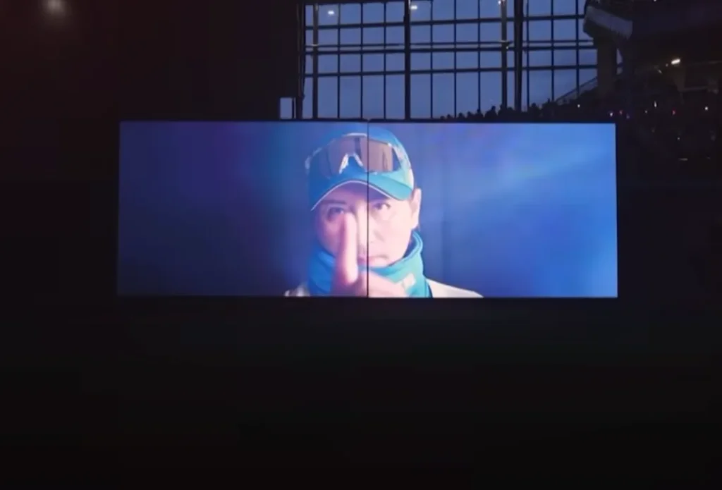 北海道日本ハムファイターズ 開幕セレモニーに設置された開閉式LEDビジョンに新庄監督が放映されている画像